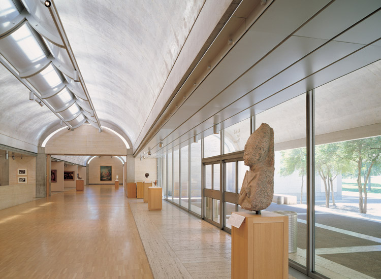 Un’ala del Kimbell Art Museum di Louis Kahn a Forth Worth(Texas), caratterizzato da una geniale illuminazione diffusa dalle volte (Kimbell Art Museum/Art Resource/Scala)
